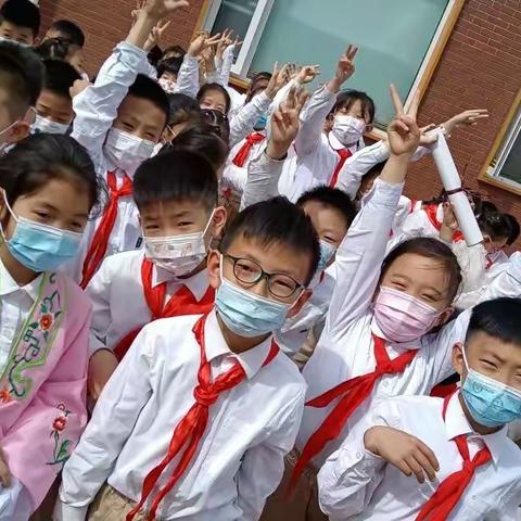 合唱比赛人点赞，老师带领画鸡蛋。开心学习在校园，快乐成长体康健！