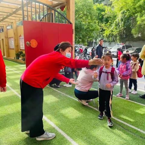 泡泡班礼仪活动—我会主动问好