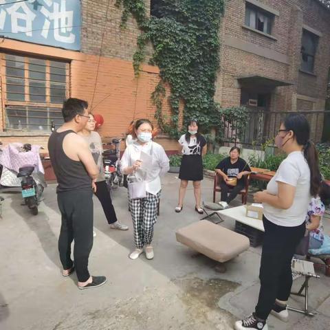 “推进老旧小区改造,提升居民幸福感”南关街道东土关社区现场查看违建、积极推进改造工作