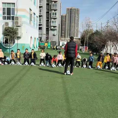 小天鹅珠江荣景幼儿园幼幼一班《快乐足球》