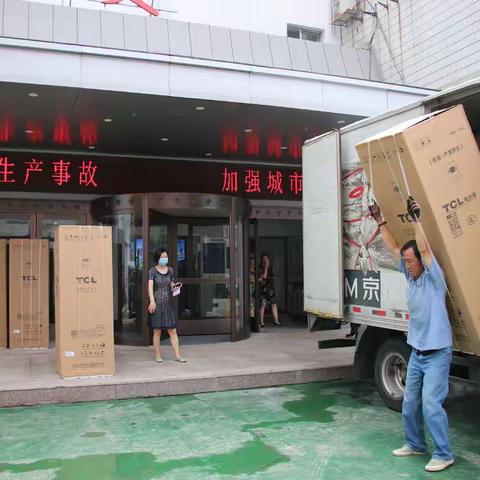 夏送清凉 情系职工 国资委工会慰问公交一线职工