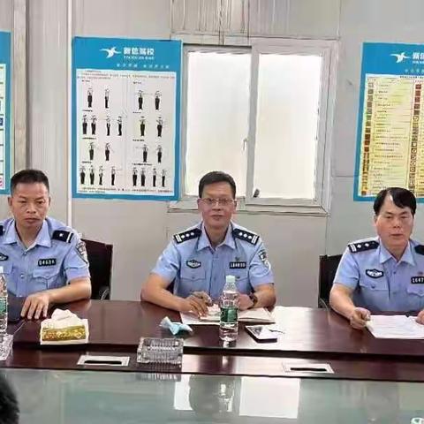 交通安全宣讲团逆光中的平凡英雄