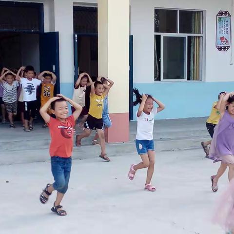 廉州镇乾江小学举行2019年春季学期防震疏散演练