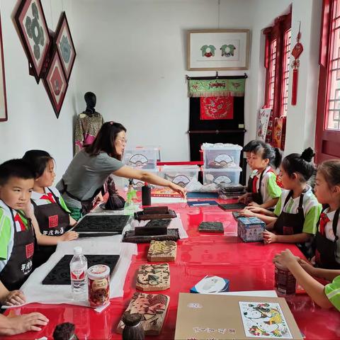 学习石碑拓印  印制木板年画——沈阳路小学二·三中队暑假赴城隍庙开展非遗研学活动