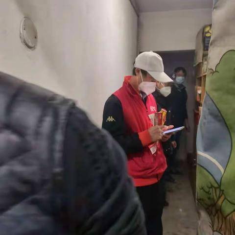 花园路街道牡丹园西里筹备组清理楼道堆物堆料，畅通生命安全通道