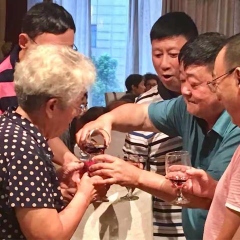 南湖中学六八届一（2）班毕业50周年同学会（酒篇）