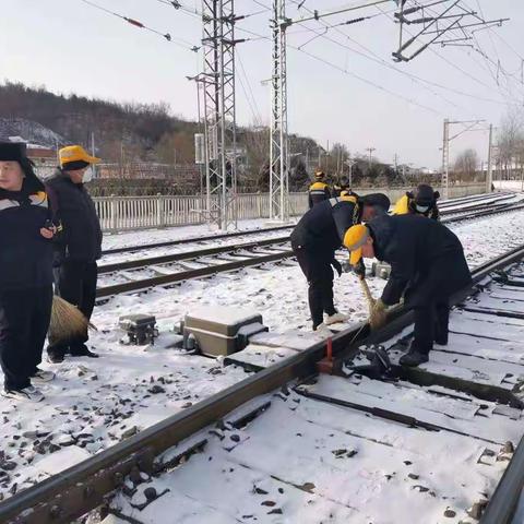 瑞雪兆丰年。汗水融冰雪 ---延安北车站扫雪活动。