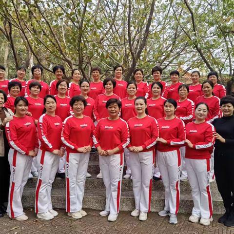 新年第一天的早上，南悦健身队的姐妹如约来到公园锻炼，姐妹们穿上统一的服装，开启了新年第一天的娱乐活动！