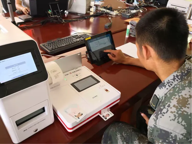 情暖军营，情系官兵，工商银行西双版纳分行开展部队金融服务工作。