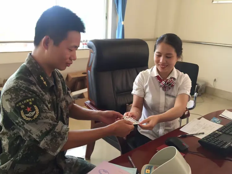 情暖军营，情系官兵，工商银行西双版纳分行开展部队金融服务工作。