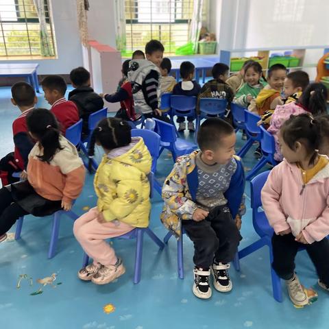 “太阳起得早，咪呀眯眯笑，小鸟起得早，唱呀唱歌谣......”大二班第5周幼儿园开始啦！