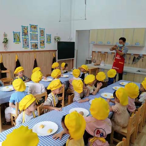 新城小太阳幼儿园中一班《乐厨房》制作美食“南瓜椰蓉饼”活动