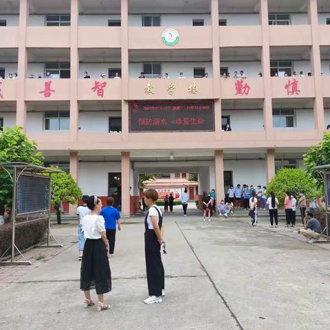 蒋村初中召开2022年暑假防溺水专题家长会