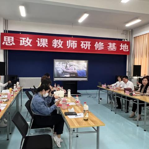 党建引领 思政铸魂 匠心铸梦——思政课程与
专业课程“手拉手”研讨交流活动