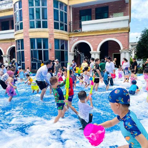 “夏日狂欢•清凉一夏”——天府名居五区人之初幼儿园戏水活动