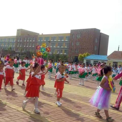 苇子沟中心幼儿园小二班六一亲子运动会