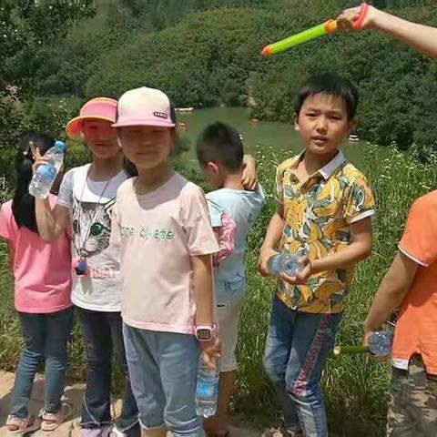 儿童节的，欢乐之旅，远离城市的喧嚣孩孑们，共同协作，互相关心，放飞自我，欢歌笑语，童心，童真！