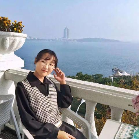 一腔热血书奉献     三尺讲台绘人生