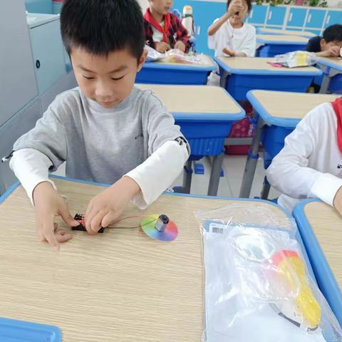 5.29镜泊路小学一年级STEM主题课程《七色光》剪影