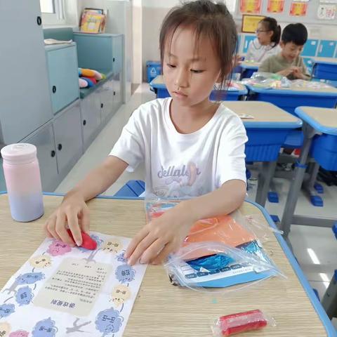 6.9镜泊路小学一年级STEM主题课程《变形记》剪影
