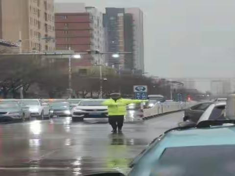 警察叔叔在路上  网格员在小区“小网格”大作用