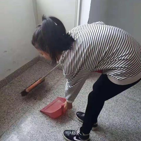 “红领巾”与雷锋叔叔同行