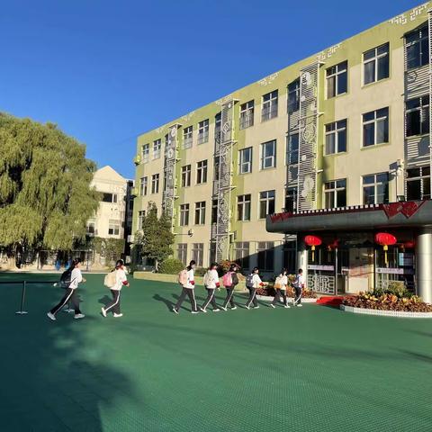 小组合作探索学习新途径，家校携手开启共育新方式