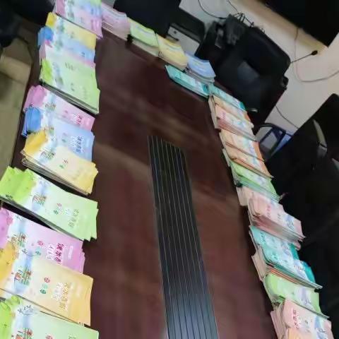 学子优秀，过年不忘作业；教师敬业，开学批改讲评。     ———穰东一初中寒假作业检查纪实