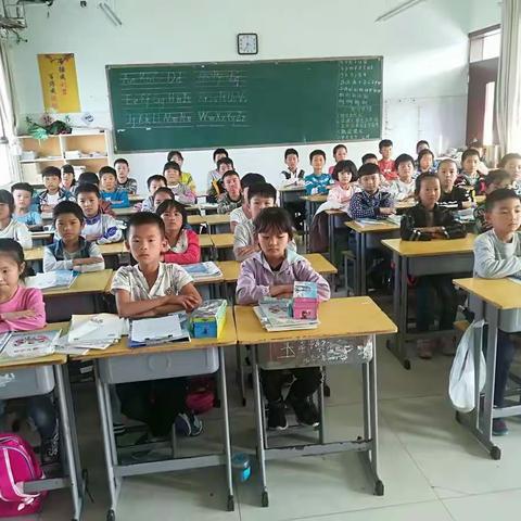 为了丰富同学们的写作素材 ，今天下午我们三三班做了一个贴鼻子的游戏。