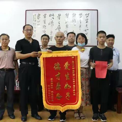 考生春考圆梦想  家长冒雨送锦旗