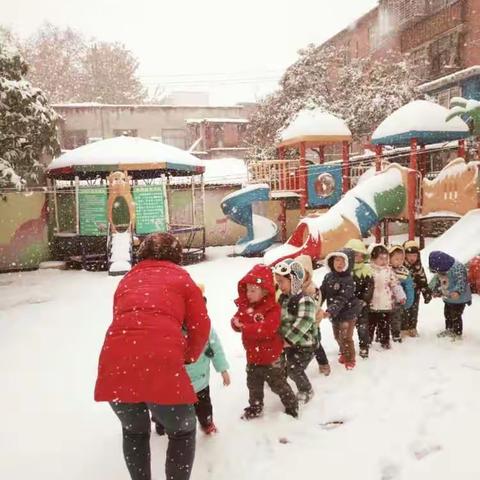 小雪花.飘呀飘！宝宝看见雪花伸手抓！🌸