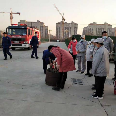 开展消防演练，铸牢小区安全