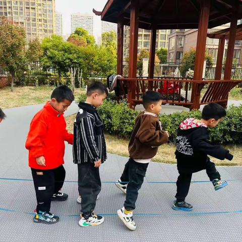 九坊幼儿园大二班特色游戏：跳皮筋