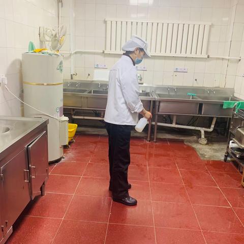 培训学院餐厅11.17日上午84消毒及员工体温测量正常