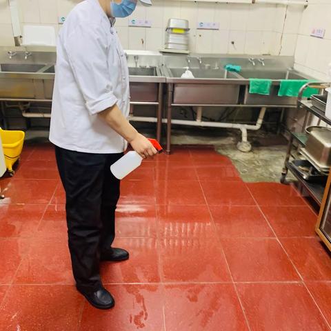 培训学院餐厅11.18日上午84消毒及员工体温测量正常