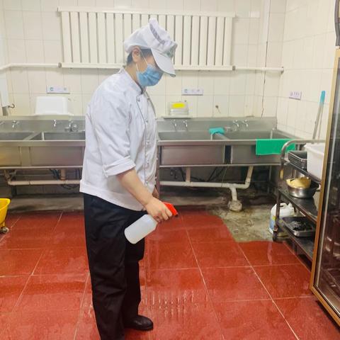 培训学院餐厅11.19日上午84消毒及员工体温测量正常