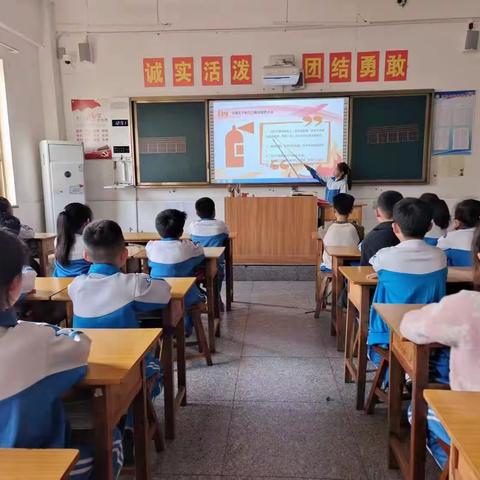 消防进校园，安全记心间——实验学校二年级主题班会