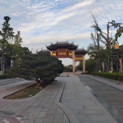 九月走园，斜阳下的重元寺，一捧金色辉煌撒照。