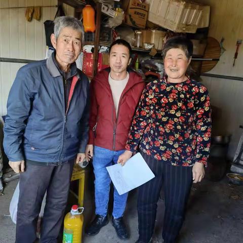 “送温暖、献爱心”，扶贫帮困暖人心
