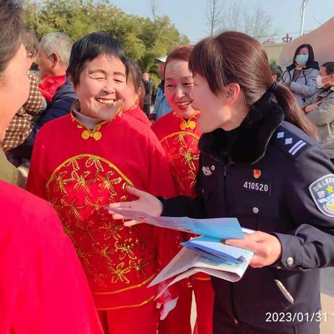 文艺汇演贺新年 警民和谐笑欢颜