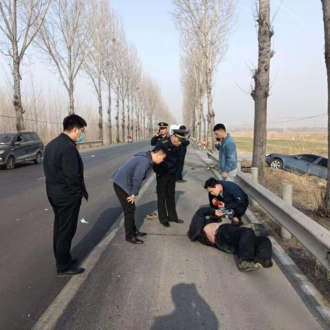 新市中队执法人员路遇车祸伸援手