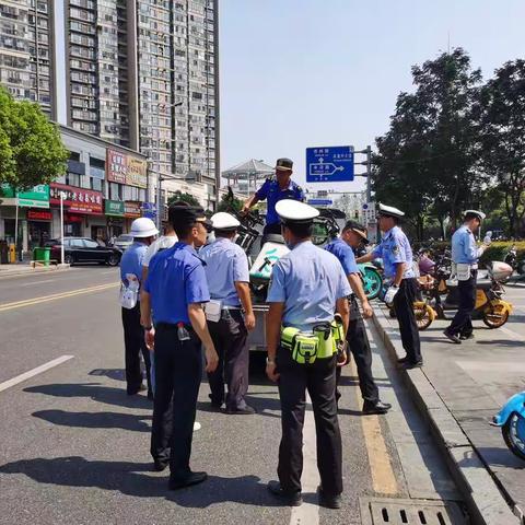 红谷滩区交警、区城管联合开展无牌共享电动车专项整治行动