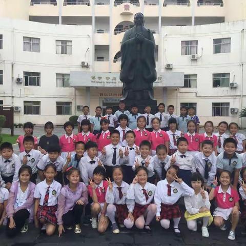 新年快乐！五2⃣️班全体师生祝大家新年快乐！