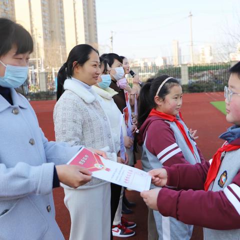 “我给爸爸妈妈来颁奖”——合肥市和平小学三小召开优秀校级家委颁奖仪式