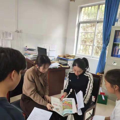返岗研修，努力前行——2022年横州市百合镇返岗研修低年段数学第八组教研活动。