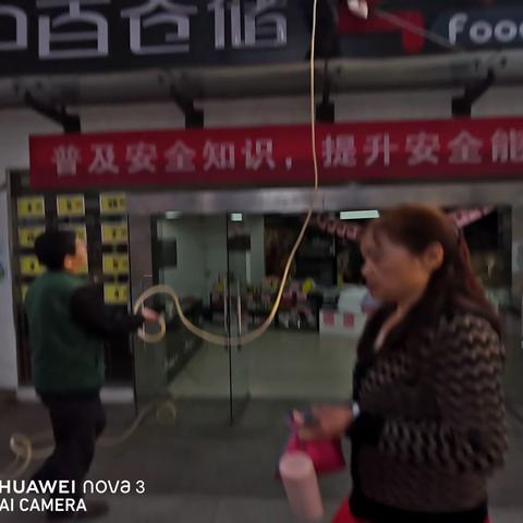 宝圣店大门口上方玻璃清洁整改图片