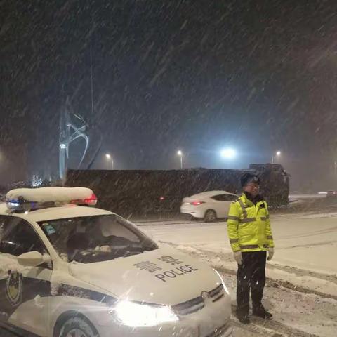 沁阳交警雪天坚守岗位，展现美丽“雪警”