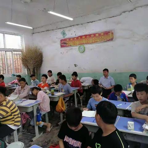 向前方知路远    时校长指导俄赵小学教育教学工作