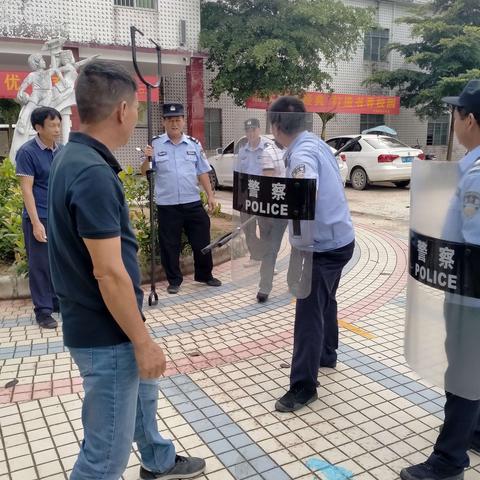 5月2日下午，派出所干警来河角移民小学指导河角联防队进行模拟演练