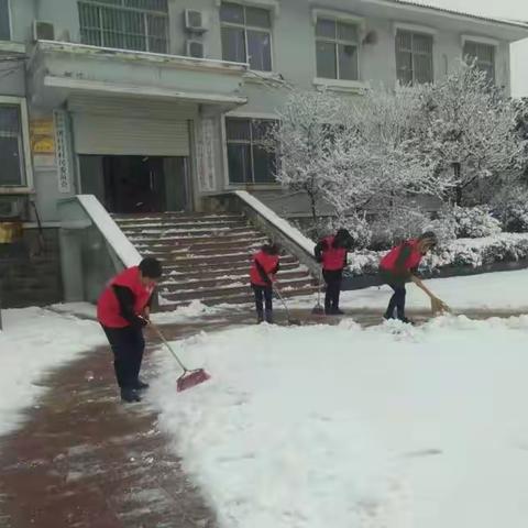 清理路面积雪方便村民出行